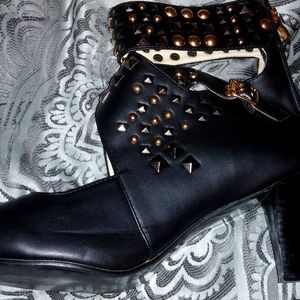 Size 12 blk studded leather heel shoe